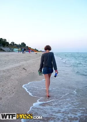 Брюнетка с большим бюстом позирует голой и теребит свою задницу