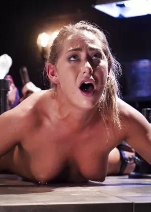 2 развратные цыпочки пытаются попытать счастья в роли секс-рабынь после потери работы