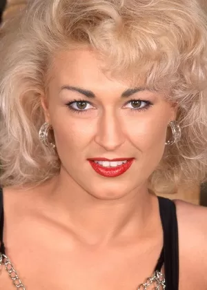 Кавказская женщина Джулия Спейн делает двойное проникновение в пустыне в костюме косплея