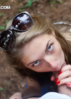 Любительская девушка Брэнди сосет сперму из члена на домашнем секс видео