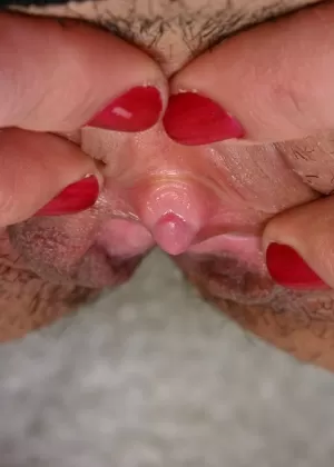 Азиатская богиня Мила Джейд обнажает свои сексуальные узкие дырочки крупным планом