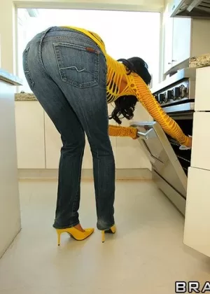 Длинноногая милфа с увеличенными сиськами Диана Принс обожает жесткую порку