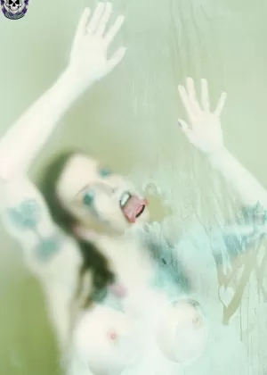 Голая девушка Кэти Бэнкс мочит свои круглые сиськи и киску в душе