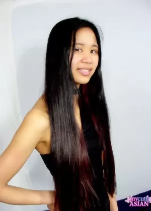 Молодая китаянка с крошечными сиськами показывает свою блестящую задницу и голую киску одновременно