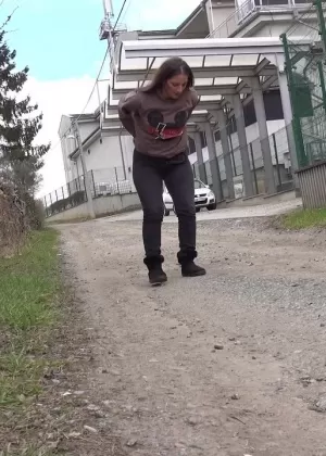 Стройная девушка с крошечными сиськами дрочит свою киску и писает у бассейна