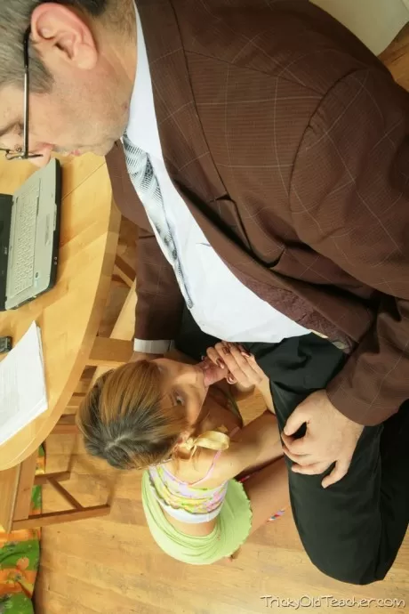 Миниатюрная студентка колледжа Вика трахается из киски в рот со своим старым профессором