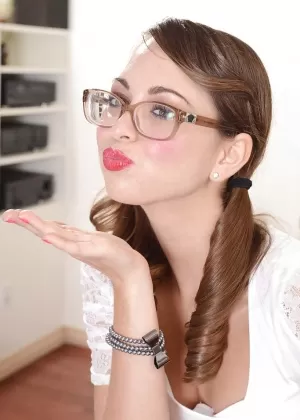 Брюнетка подросток милашка в очках Райли Рид снимает с себя одежду