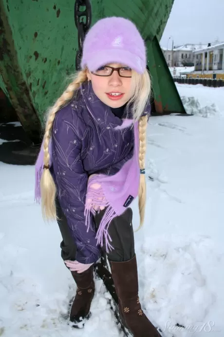 18-летняя девушка Оля Н. показывает свои длинные светлые волосы в обнаженном виде