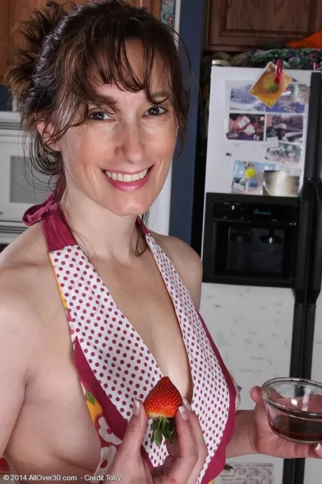 Зрелая леди Селеста Карпентер ухаживает за своей возбужденной киской на кухне