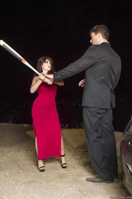 Жена реалити-шоу Ава Далуш жестко трахает свою милфу в жопу на высоких 2