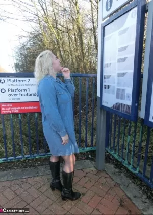 Полная зрелая блондинка Мелоди держит свои большие сиськи в руках