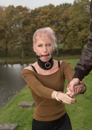 Покорная блондинка Ариен Отэм снабжена кляпом во рту и закована в наручники водой