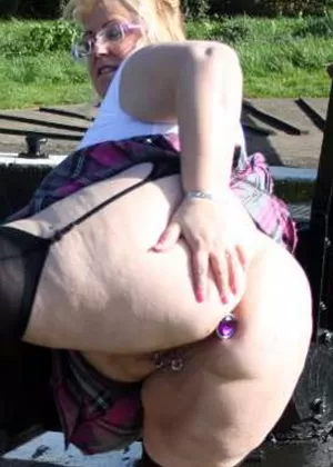 Толстушка средних лет Пенни Биверс обнажает свои огромные сиськи, прежде чем заняться дилдо в своей киске