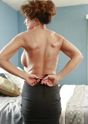 Зрелая бомба с огромными круглыми сиськами раздевается и раздвигает ноги