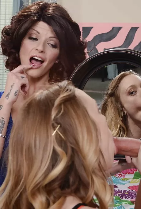 Пожилая пара соблазняет блондинку-подростка для сек