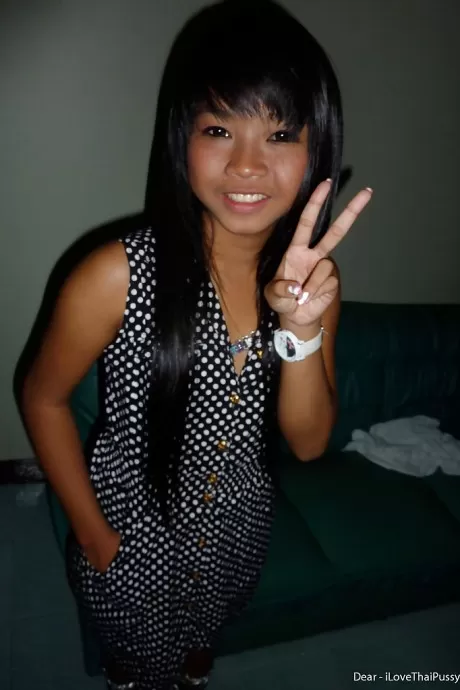 Симпатичная молодая азиатка раздевается и обнажает свои большие сиськи и горячую задницу