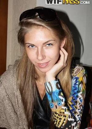 Брюнетка любительница Ясмин подцепляет бездомного мужчину для орального и вагинального секса