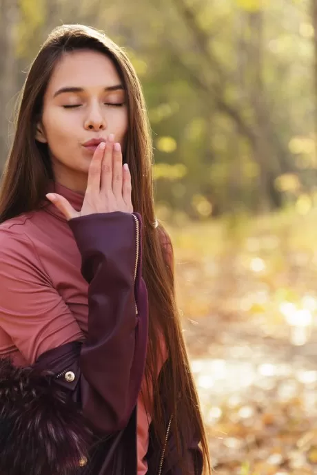 Милая русская девушка Леона Миа ест мороженое в ле 13