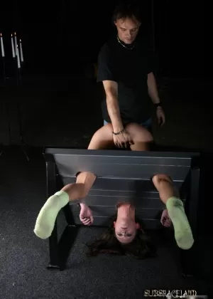 Близкая азиатка снимает наручники на лодыжках после того, как ее приковали к стулу