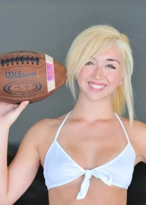 Гибкая девушка Майя Гейтс трахается в диких позах