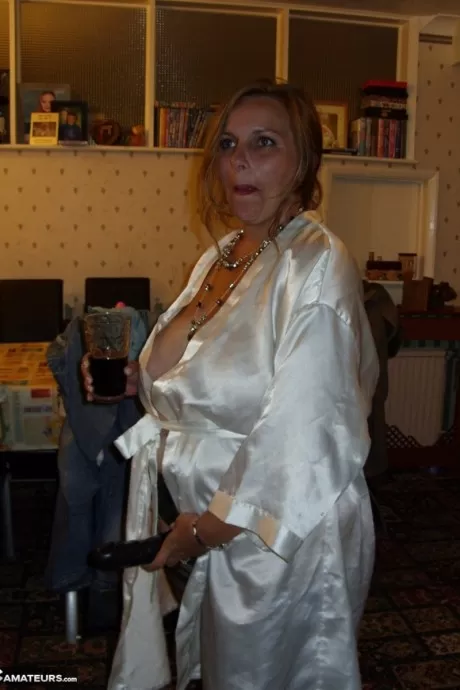 Толстые старухи используют член со страпоном во время сек