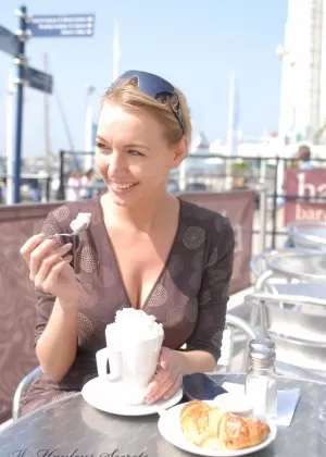 Симпатичная девушка Паола обнажает свою киску на общественной скамейке в платье и кроссовках