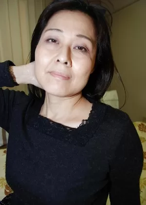 Любительская азиатка Джинч Николь делает себя действительно мокрой и сочной