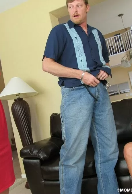 Молоденькая брюнетка присоединяется к своей знакомо выглядящей мачехе для сек 2