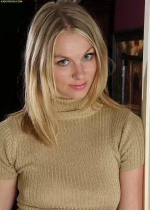 Ава Мишель дразнит свои большие сиськи милфы и делает ее соски твердыми