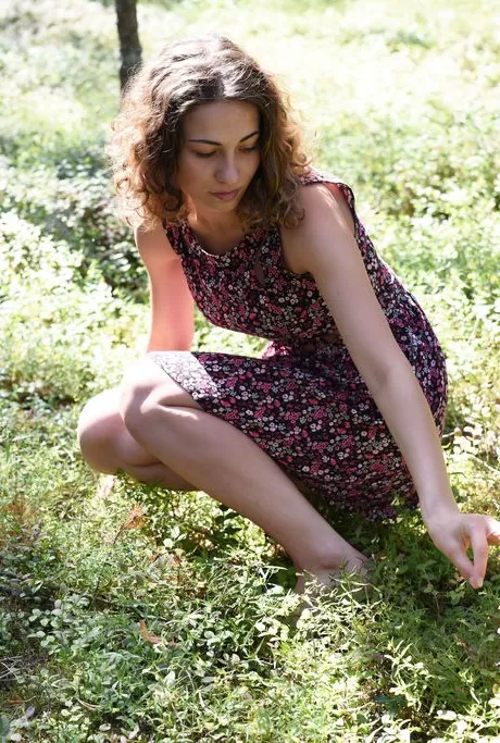 Юная красавица Ари полностью раздевается, находясь в зр 1