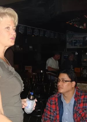 Старые свингеры по очереди отсасывают разным парням в местном свинг-клубе