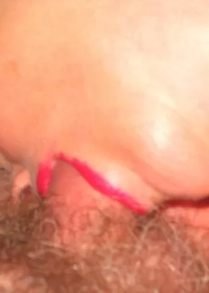 Зрелая пухленькая с большими сиськами делает минет большому члену на коленях