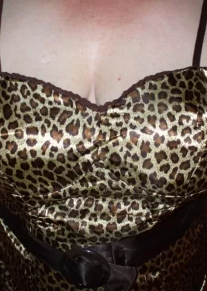 Большегрудая блондинка Лола сосет член, ее облизывают и сверлят лысую киску