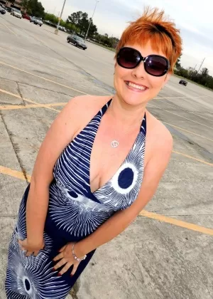 Толстые любительские модели Ди Сирен в обнаженном виде перед тем, как засветиться в машине и закусочной