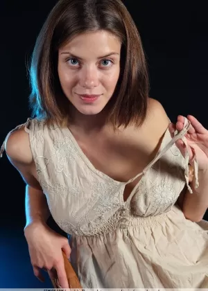 Девушка по соседству Даника снимает с себя ночную рубашку, чтобы позировать обнаженной