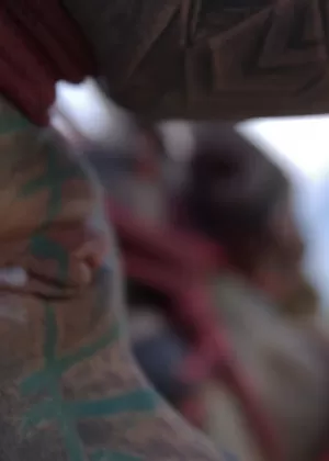 Татуированная девушка Anuskatzz подвешена на веревке к дереву рядом с океаном