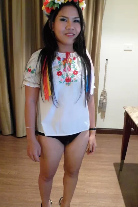 Азиатка Азиза заменяет цветы на своей голове спермой на с 1