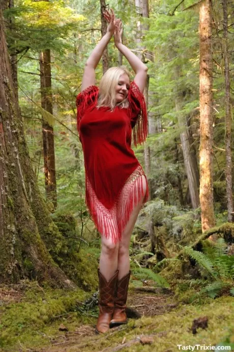 Зрелая любительница показывает свою голую задницу после раздевания в старовозрас 2