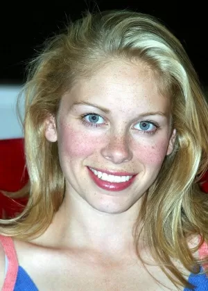 Блондинка-новичок обнажает упругие сиськи, снимая всю свою одежду