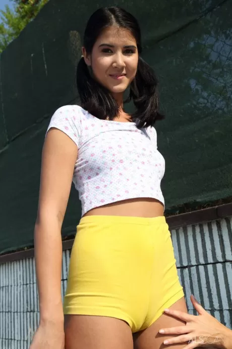 Молодые девушки ласкают киски друг друга на скамейке после теннисного матча