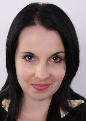 Одинокая девушка с черными волосами стоит голая после снятия одежды