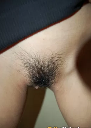 Симпатичная азиатка принимает соблазнительные обнаженные позы во время своей премьеры обнаженной натуры