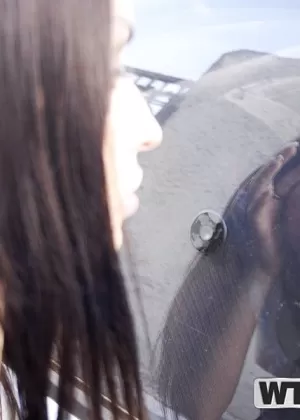 Блондинка Клаудия Макк обоссалась во время секса на своей кухне