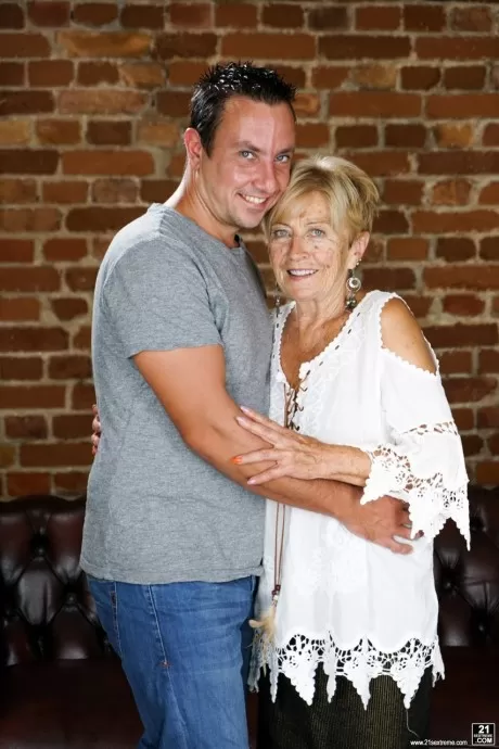 Зрелая блондинка трахается киской в рот со своим молодым л 4