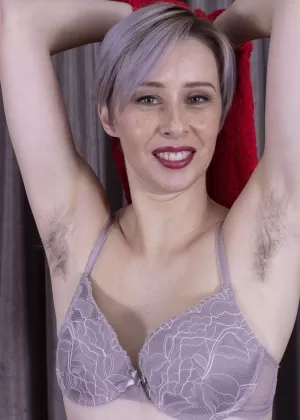 Зрелая любительница Кристал Флинн раздвигает свой бобер после того, как показала свои пушистые ямки