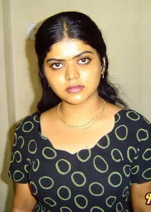 Индийская соло-девушка Неха Наир снимает свое платье и нижнее белье для обнаженных поз