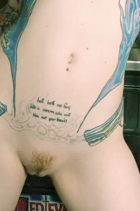 Панк-девушка Рэйчел Фейс осталась голой и прикованной к автомату для игры в пинбол