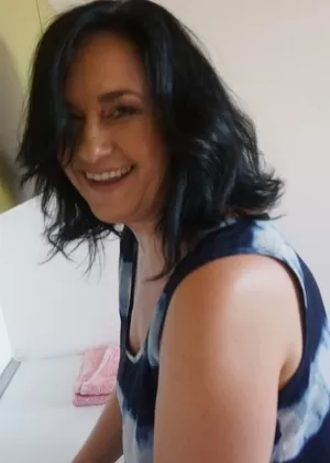 Толстая домохозяйка Николь демонстрирует свою розовую попку после того, как сняла платье