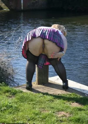 Износ Ди Сирен обнажает себя на лестнице перед оральным и вагинальным сексом