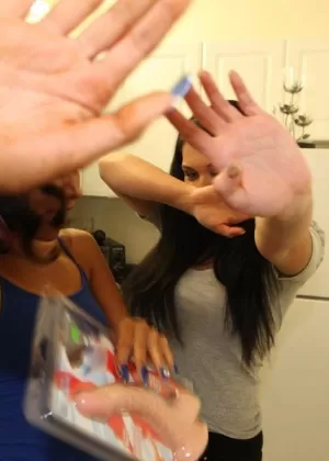 Девочки-подростки делятся фаллоимитатором, прежде чем заняться сексом втроем со своим лучшим другом